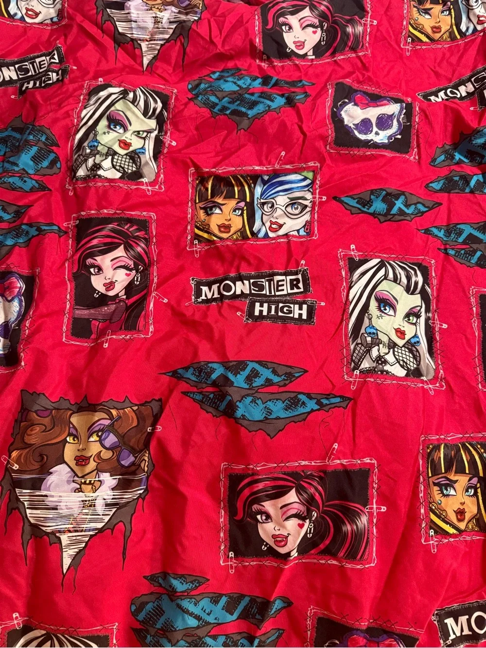 Monster High twin bedset. Comforter, fitted sheet, top sheet, pillowcase RARE